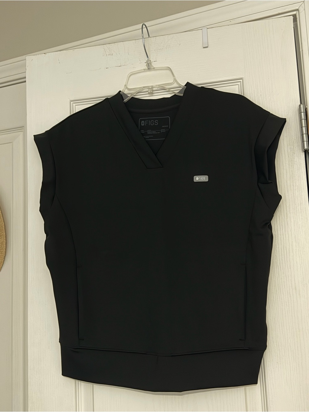 FIGS Black Mira FormX V-Neck Banded Scrub Top, NWT, Size Medium